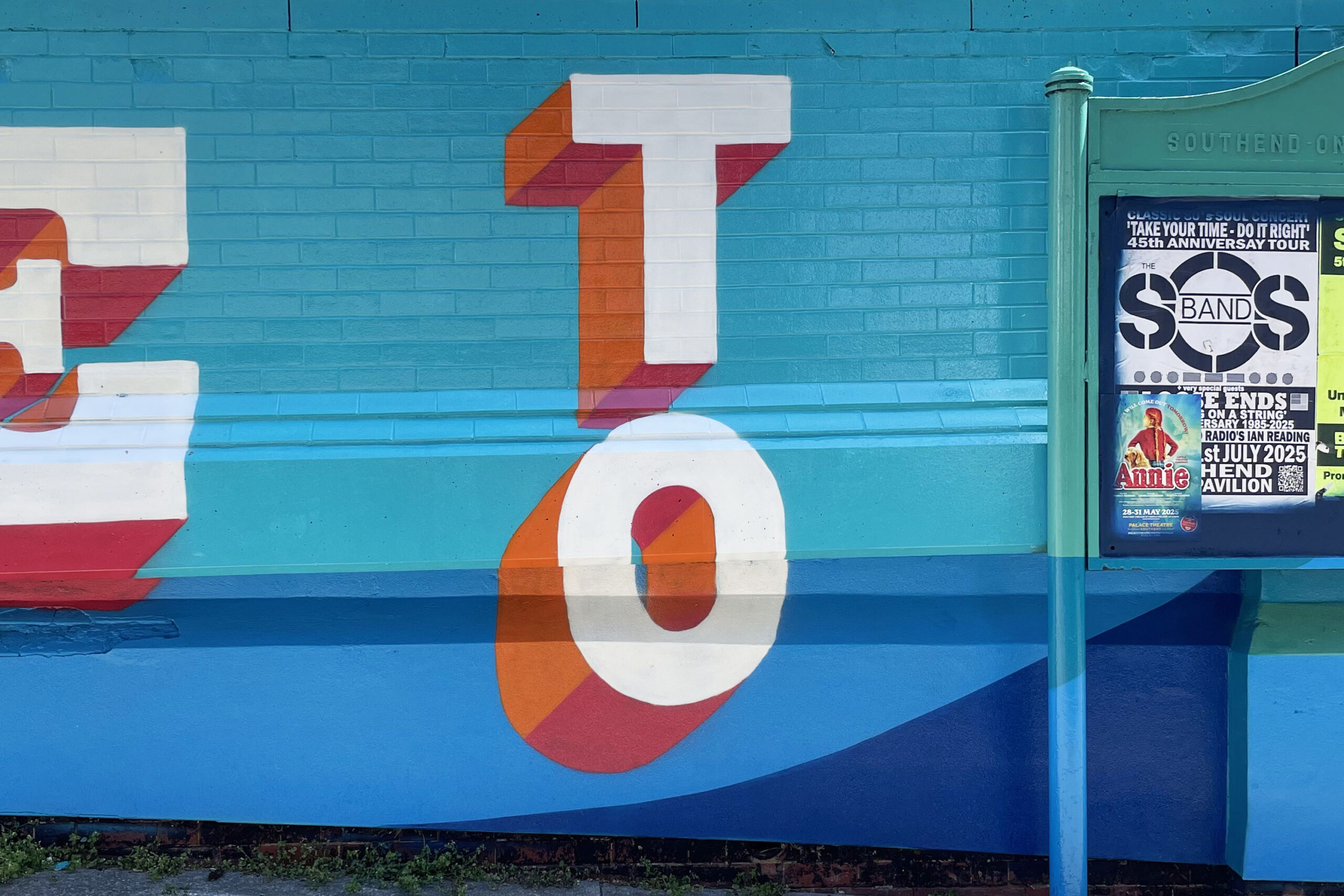 Nathan-Evans-Illustration-Welcome-Westcliff-On-Sea-Mural-Painting4